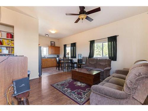 18 3 Avenue Se, Marshall, SK - Indoor Photo Showing Living Room