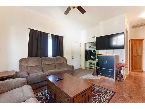 18 3 Avenue Se, Marshall, SK - Indoor Photo Showing Living Room