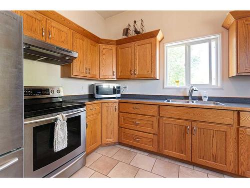 18 3 Avenue Se, Marshall, SK - Indoor Photo Showing Kitchen With Double Sink