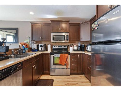 8-1407 53 Avenue, Lloydminster, AB - Indoor Photo Showing Kitchen With Double Sink