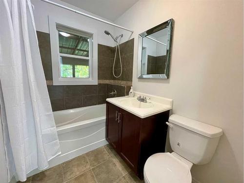 614 7 Avenue, Wainwright, AB - Indoor Photo Showing Bathroom