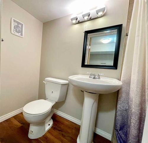 614 7 Avenue, Wainwright, AB - Indoor Photo Showing Bathroom