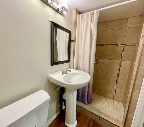 614 7 Avenue, Wainwright, AB - Indoor Photo Showing Bathroom