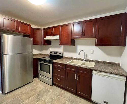 614 7 Avenue, Wainwright, AB - Indoor Photo Showing Kitchen With Double Sink