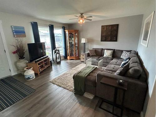 5203 64 Street, Vermilion, AB - Indoor Photo Showing Living Room