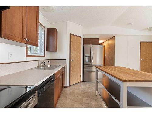 208 4 Avenue West, Maidstone, SK - Indoor Photo Showing Kitchen With Double Sink