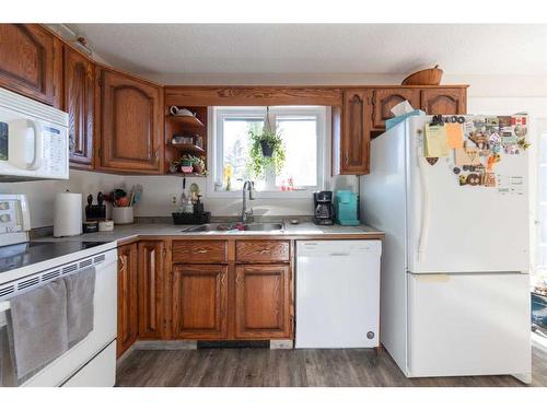 87 3 Street, Lashburn, SK - Indoor Photo Showing Kitchen With Double Sink