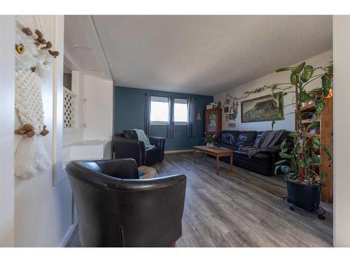 87 3 Street, Lashburn, SK - Indoor Photo Showing Living Room