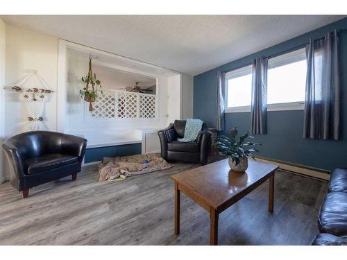 87 3 Street, Lashburn, SK - Indoor Photo Showing Living Room