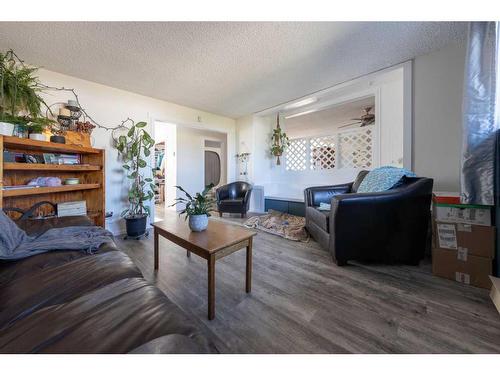 87 3 Street, Lashburn, SK - Indoor Photo Showing Living Room