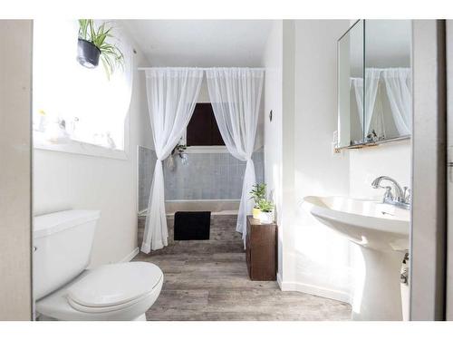 87 3 Street, Lashburn, SK - Indoor Photo Showing Bathroom