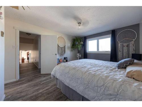 87 3 Street, Lashburn, SK - Indoor Photo Showing Bedroom