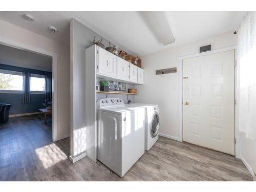 87 3 Street, Lashburn, SK - Indoor Photo Showing Laundry Room