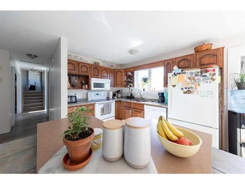 87 3 Street, Lashburn, SK - Indoor Photo Showing Kitchen