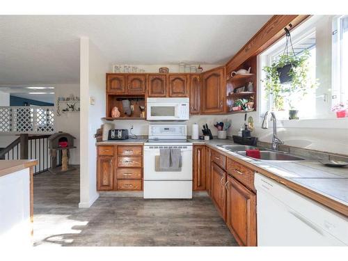 87 3 Street, Lashburn, SK - Indoor Photo Showing Kitchen With Double Sink