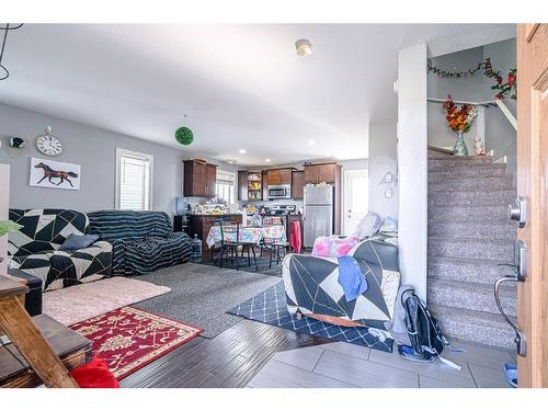 27-3390 72 Avenue, Lloydminster, AB - Indoor Photo Showing Living Room