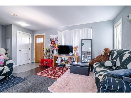 27-3390 72 Avenue, Lloydminster, AB - Indoor Photo Showing Living Room