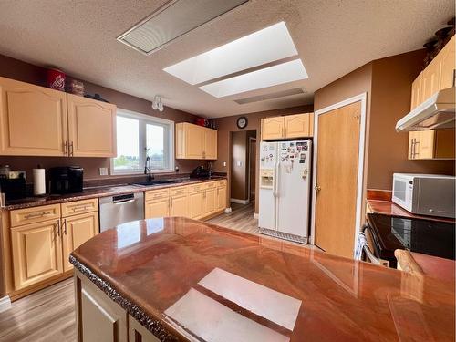 18 Combs Drive, Rural Wainwright No. 61, M.D. Of, AB - Indoor Photo Showing Kitchen