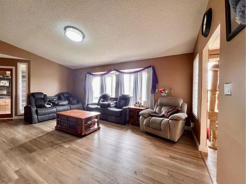 18 Combs Drive, Rural Wainwright No. 61, M.D. Of, AB - Indoor Photo Showing Living Room