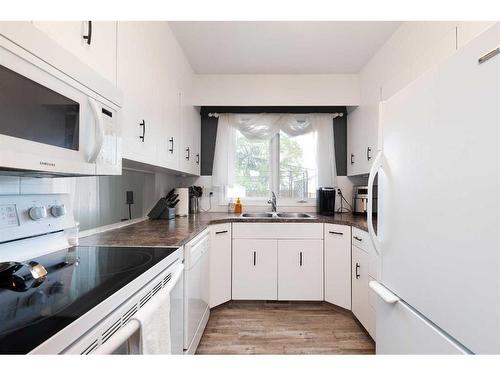 5503 50 Avenue, Lloydminster, AB - Indoor Photo Showing Kitchen With Double Sink