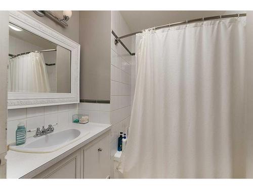 5503 50 Avenue, Lloydminster, AB - Indoor Photo Showing Bathroom