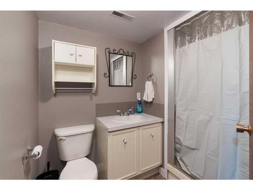 5503 50 Avenue, Lloydminster, AB - Indoor Photo Showing Bathroom