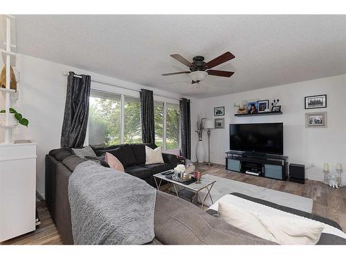 5503 50 Avenue, Lloydminster, AB - Indoor Photo Showing Living Room