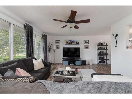 5503 50 Avenue, Lloydminster, AB - Indoor Photo Showing Living Room