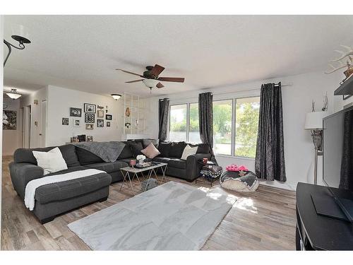 5503 50 Avenue, Lloydminster, AB - Indoor Photo Showing Living Room