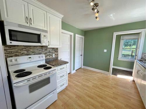 320 Railway Ave, Paradise Valley, AB - Indoor Photo Showing Kitchen