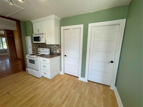 320 Railway Ave, Paradise Valley, AB - Indoor Photo Showing Kitchen