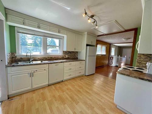 320 Railway Ave, Paradise Valley, AB - Indoor Photo Showing Kitchen With Double Sink