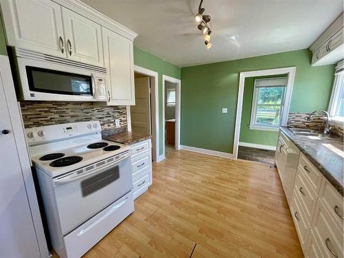 320 Railway Ave, Paradise Valley, AB - Indoor Photo Showing Kitchen