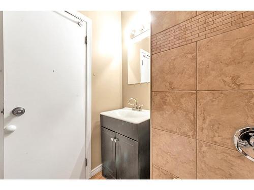 5624 51A Street, Lloydminster, AB - Indoor Photo Showing Bathroom