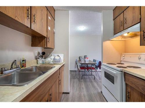 1-16-5633 43 Street, Lloydminster, AB - Indoor Photo Showing Kitchen With Double Sink