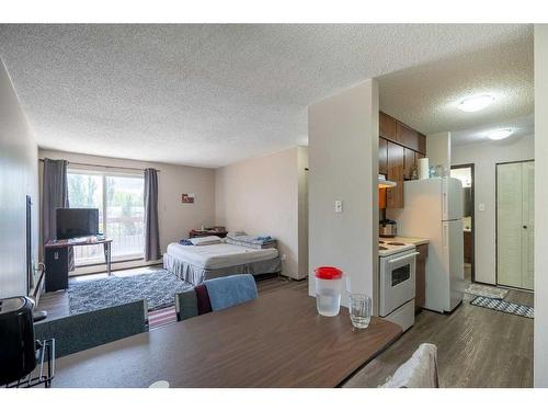 1-16-5633 43 Street, Lloydminster, AB - Indoor Photo Showing Kitchen