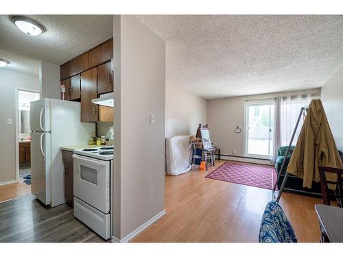 1-16-5633 43 Street, Lloydminster, AB - Indoor Photo Showing Kitchen