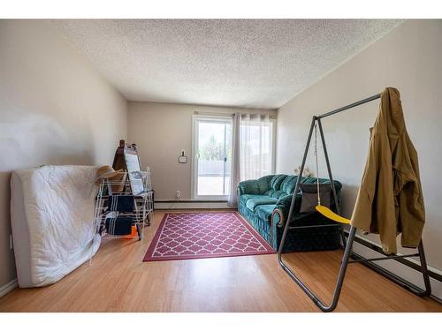 1-16-5633 43 Street, Lloydminster, AB - Indoor Photo Showing Living Room