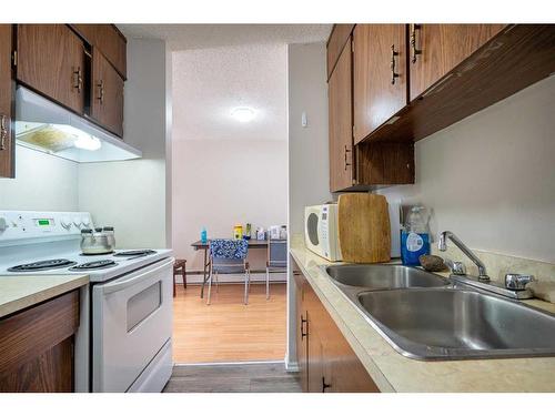 1-16-5633 43 Street, Lloydminster, AB - Indoor Photo Showing Kitchen With Double Sink