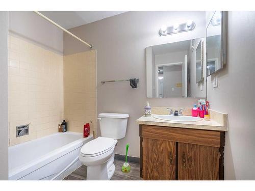 1-16-5633 43 Street, Lloydminster, AB - Indoor Photo Showing Bathroom