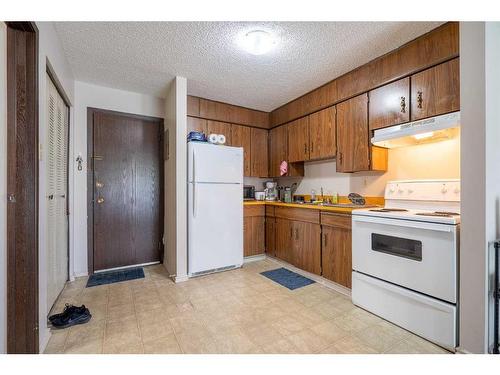 1-16-5633 43 Street, Lloydminster, AB - Indoor Photo Showing Kitchen