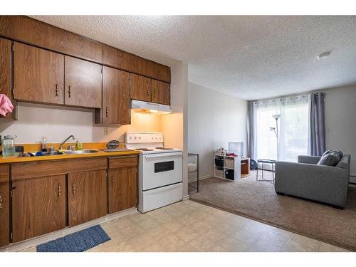 1-16-5633 43 Street, Lloydminster, AB - Indoor Photo Showing Kitchen With Double Sink