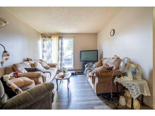 1-16-5633 43 Street, Lloydminster, AB - Indoor Photo Showing Living Room