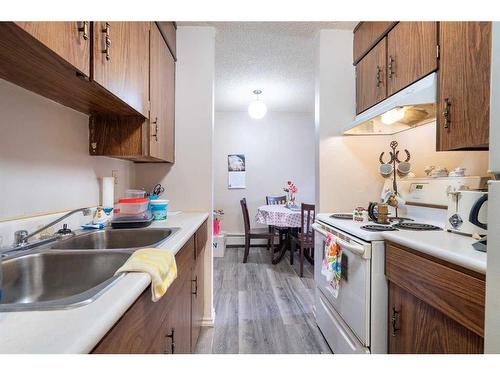 1-16-5633 43 Street, Lloydminster, AB - Indoor Photo Showing Kitchen With Double Sink