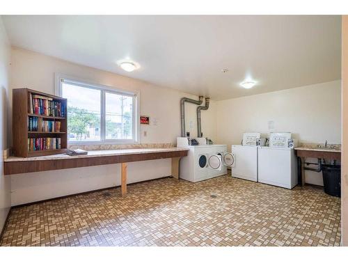 1-16-5633 43 Street, Lloydminster, AB - Indoor Photo Showing Laundry Room