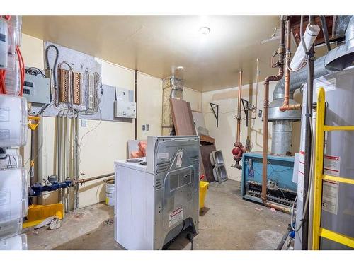 1-16-5633 43 Street, Lloydminster, AB - Indoor Photo Showing Laundry Room