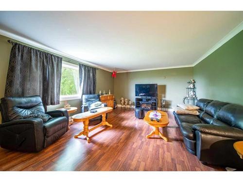 440004 Rge Rd 30, Rural Wainwright No. 61, M.D. Of, AB - Indoor Photo Showing Living Room