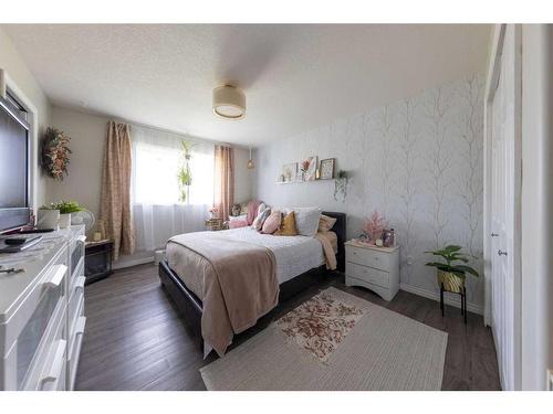 210 & 212 Douglas Place, Waseca, SK - Indoor Photo Showing Bedroom