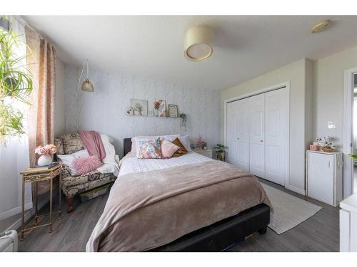 210 & 212 Douglas Place, Waseca, SK - Indoor Photo Showing Bedroom