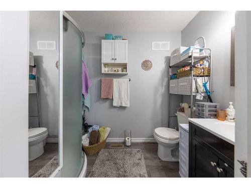 210 & 212 Douglas Place, Waseca, SK - Indoor Photo Showing Bathroom